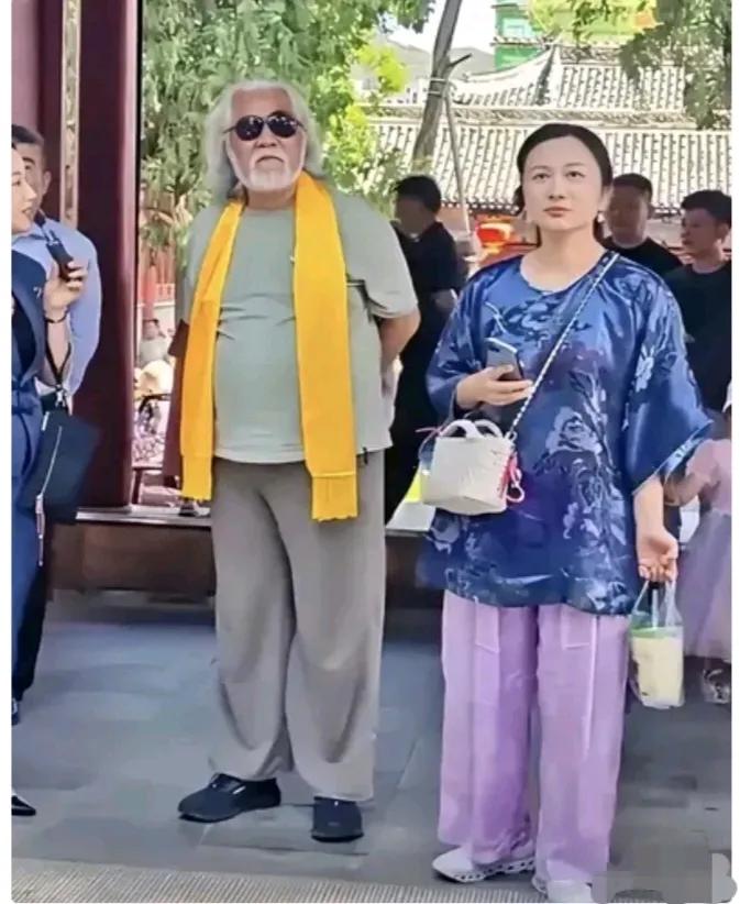 张纪中导演精气神俱佳。休闲T恤，休闲裤，休闲鞋子一穿，鹅黄色围巾围着脖子一挂，墨