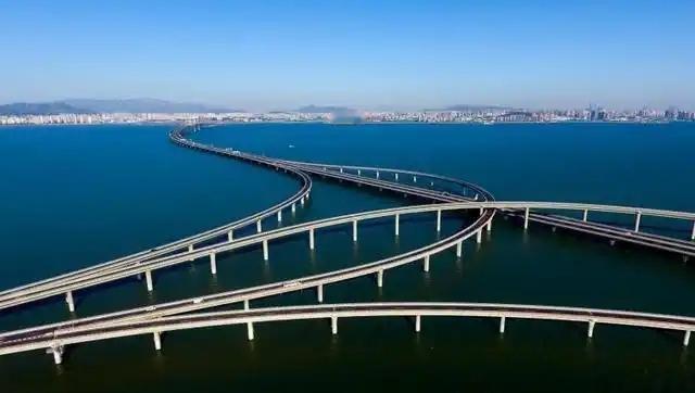 胶州湾大桥收费回归引热议：每天多掏10元通勤费，是城市发展的必然还是普通人的无奈