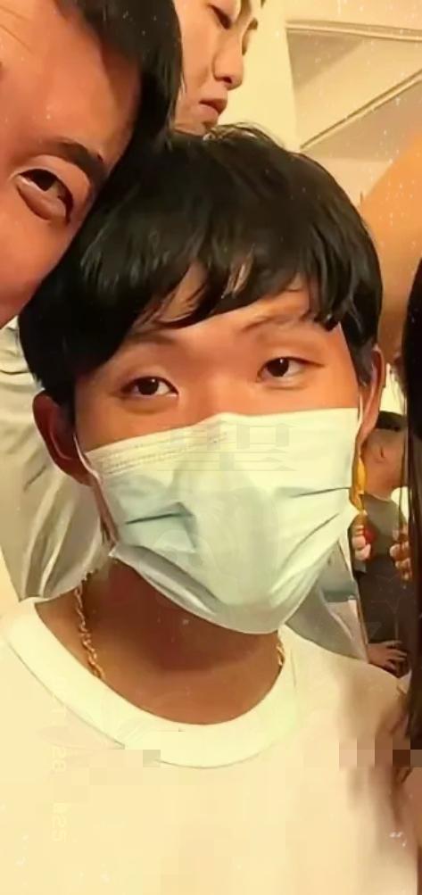 认亲全网轰动时，最戳人的从不是8000元买娃的过往，而是十八年里藏不住的“错位感