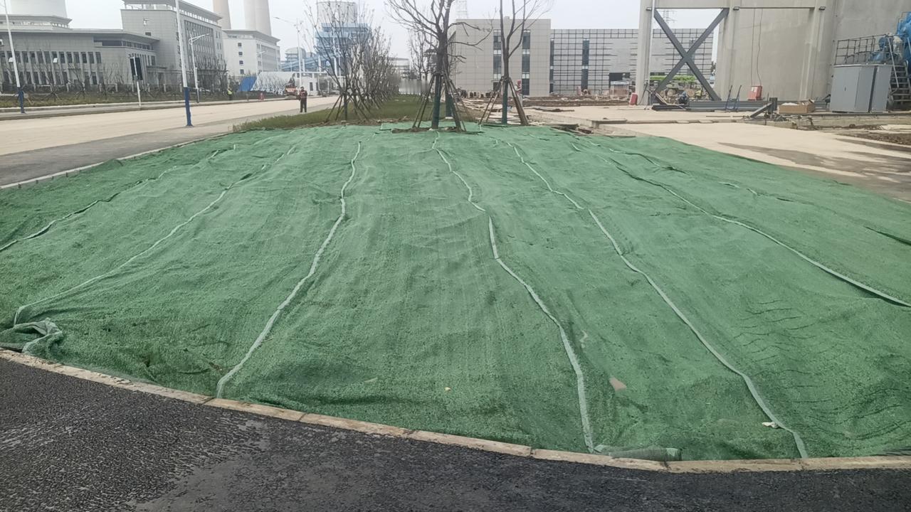 最近网传两个消息，似乎在悄然改变着我们对“年轻人”这个标签的固有认知。第一个消息