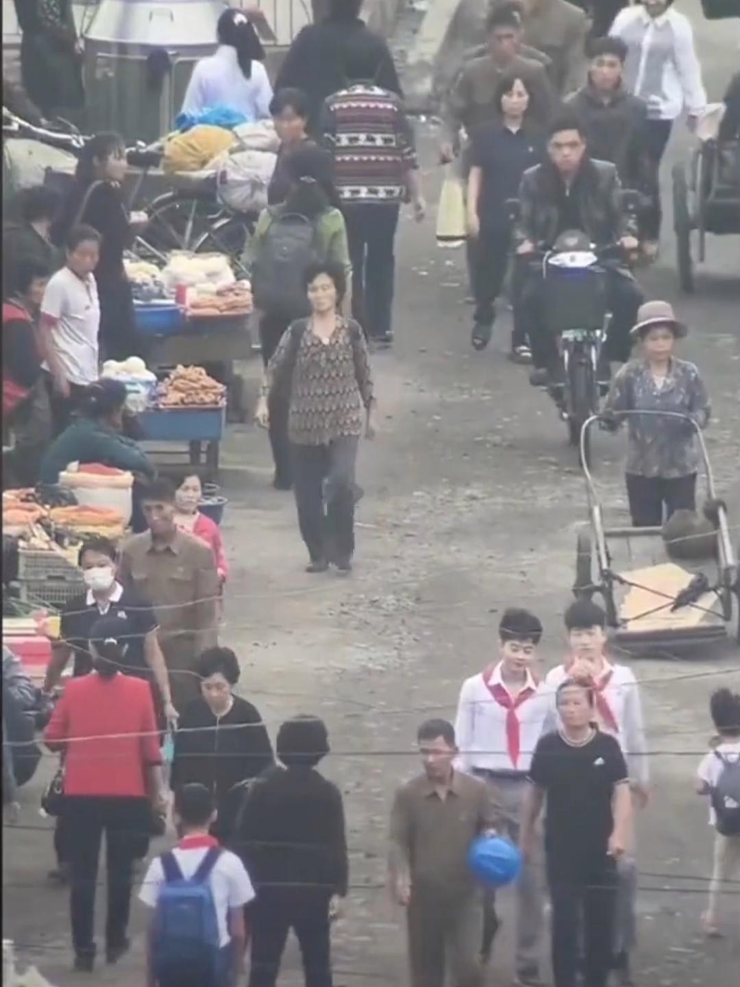 熙熙攘攘的朝鲜街头感觉手机还没有普及每个人都在认真的走路人们的穿着也很朴素