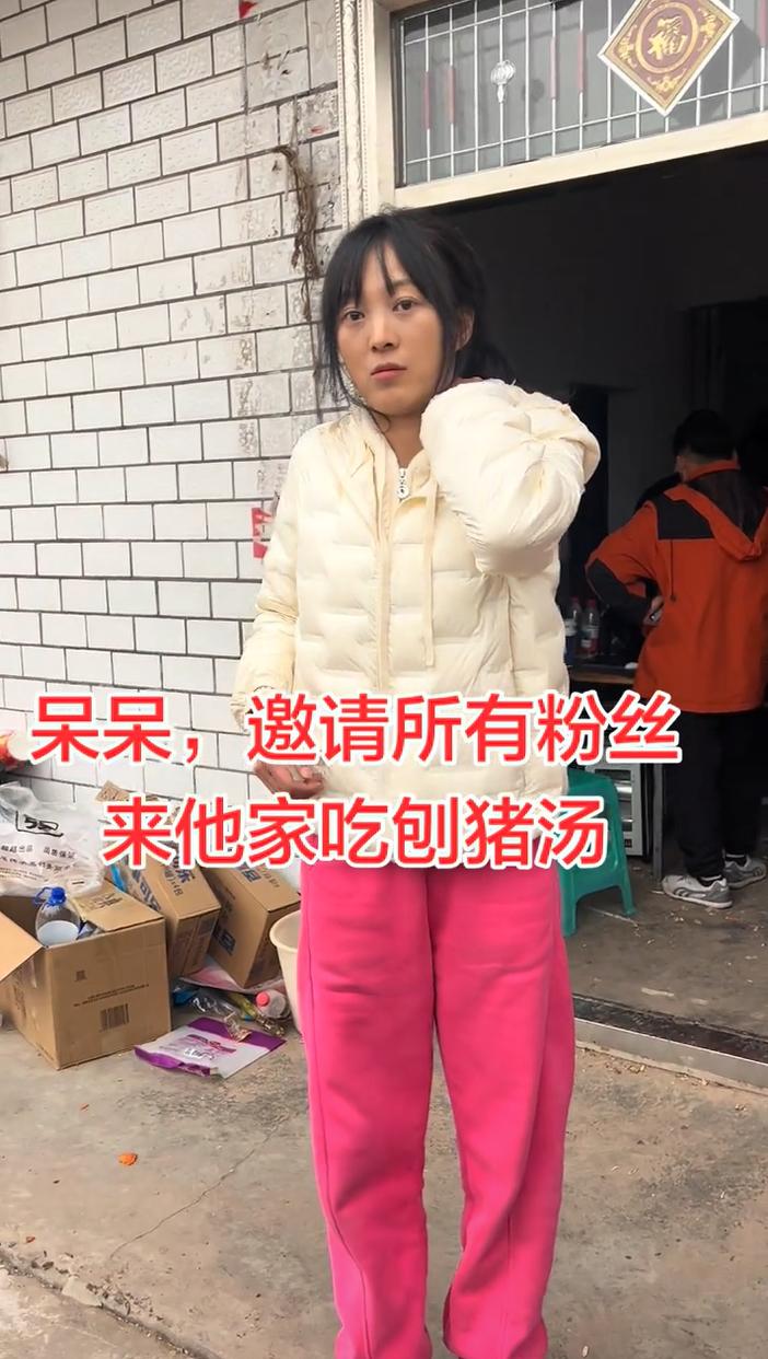 呆呆家的杀猪饭活动昨天晚上已经结束了，但是今天仍然有很多人前往。此前被网友踩