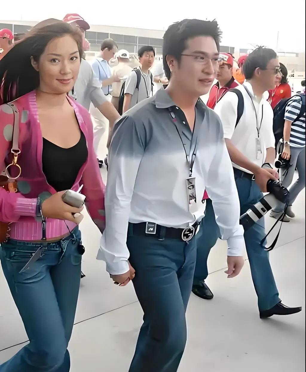 港岛网友说李家诚跟某女艺人压根就没关系。李家诚接受采访时也直说：不认识这个女的[