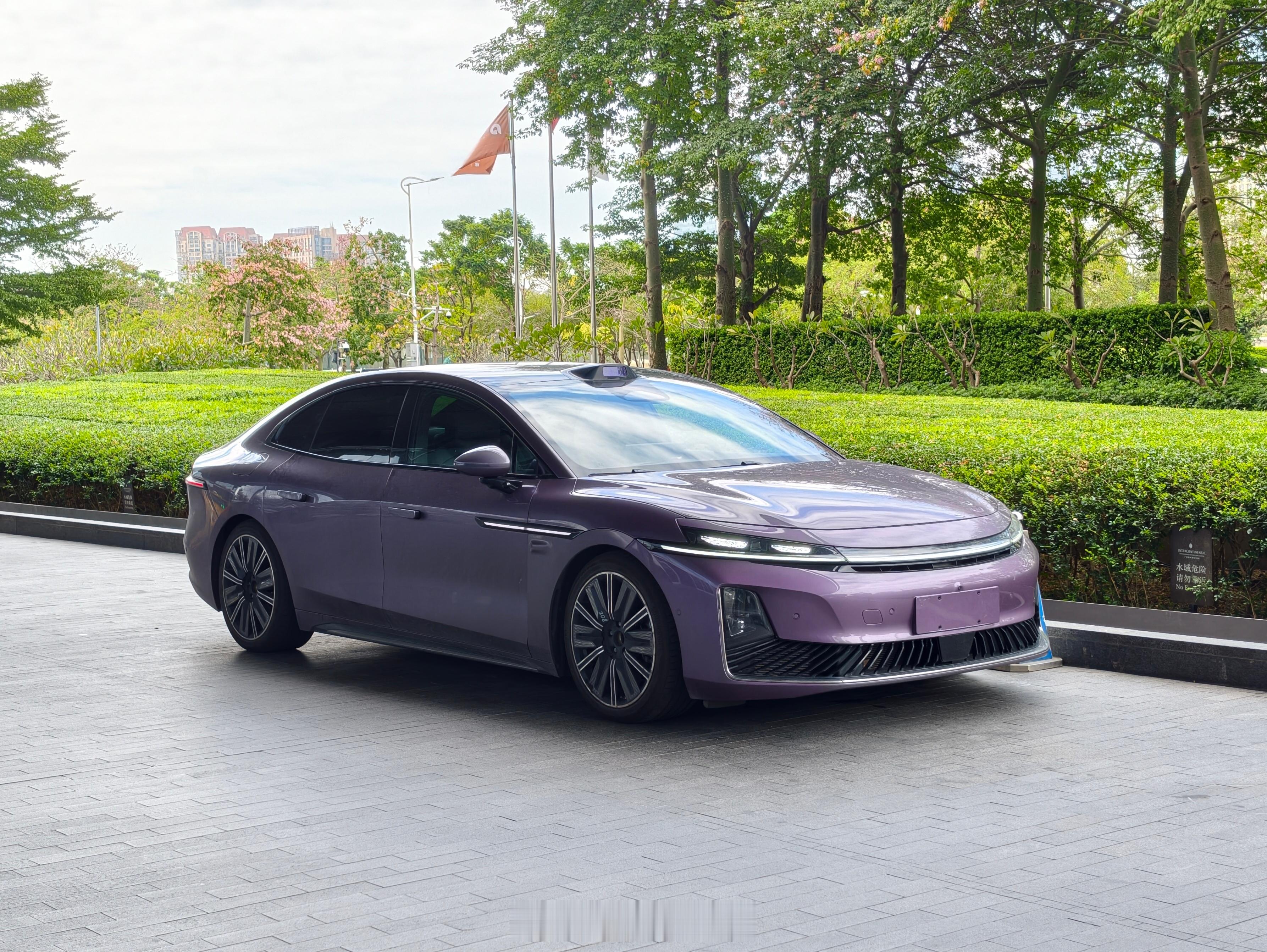 酒店门口遇到一辆没有车标，没有临牌，甚至轮毂上的标都被特地扣掉的车，有眼尖的认识