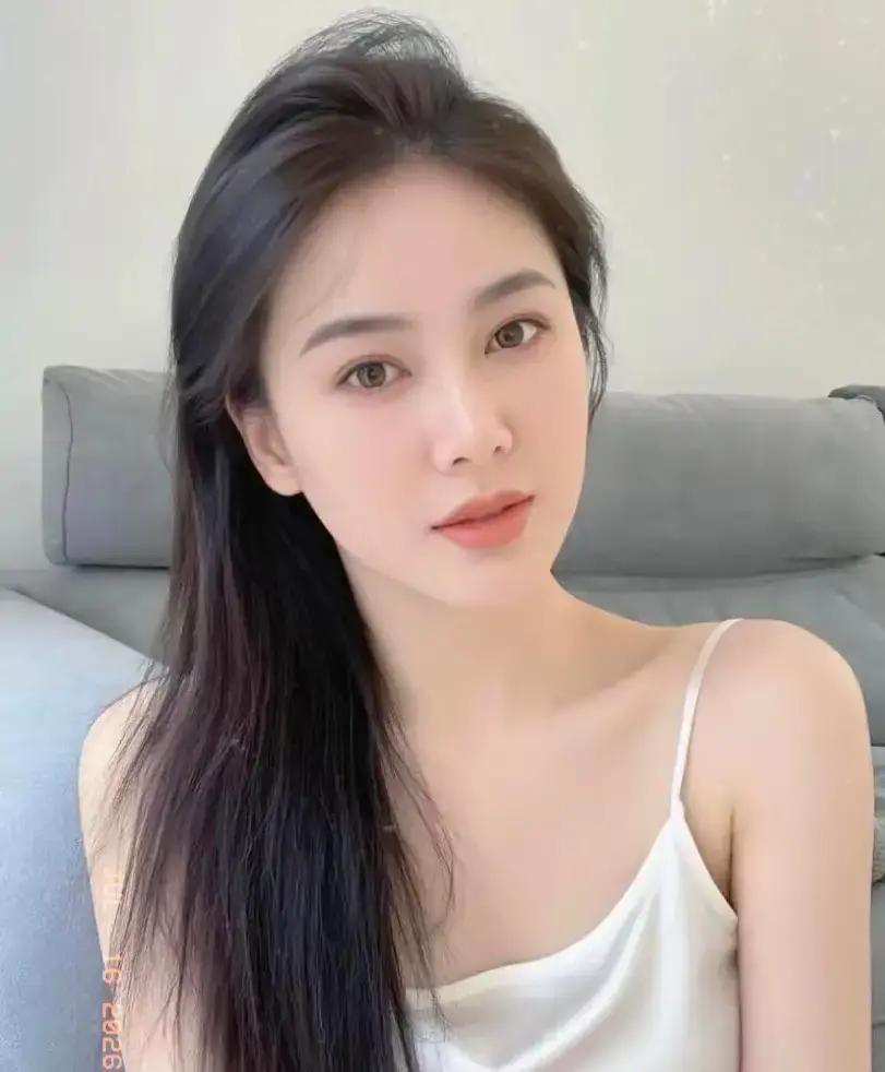 昨天在冷飕飕的地下车库，我那个30岁的未婚男同事死死拽着我的车门，眼神直勾勾地往