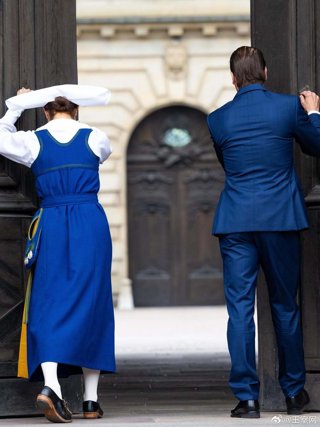 瑞典王室🇸🇪6月6日，瑞典王国的国庆节庆祝活动。今年开大门的是王储夫妇。世