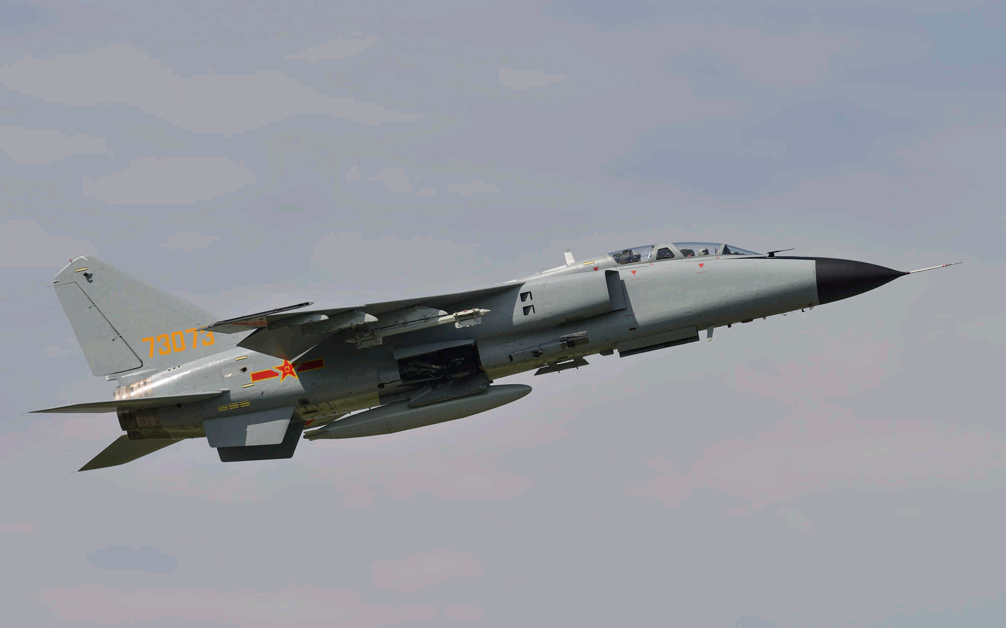 东南亚上空的歼轰-7A“飞豹”龙城飞豹、南海飞豹也是海航岸基歼击航空兵旅逐步转隶