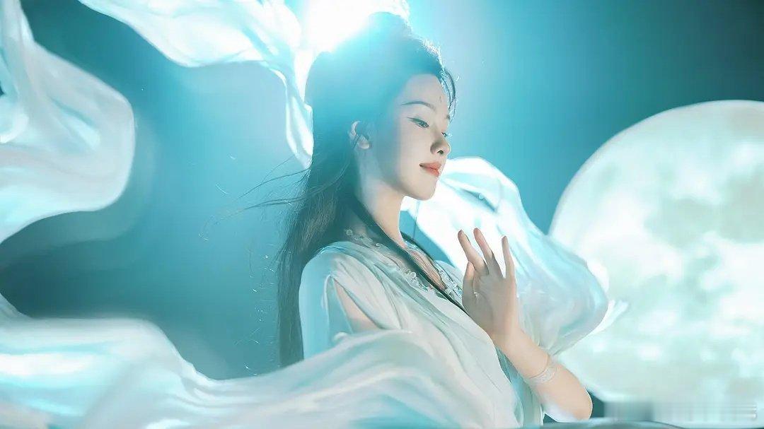 陈都灵月亮神女写真让我幻想到了长月烬明的叶冰裳好清冷🥶好神性​​​