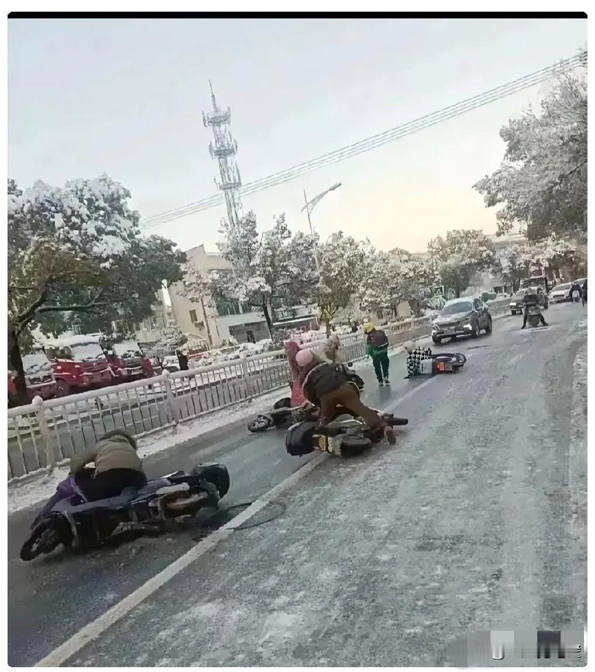 今天北京这点雪可把上班的牛马们坑苦了，因为天气冷，雪不能及时融化，一路上最苦的就