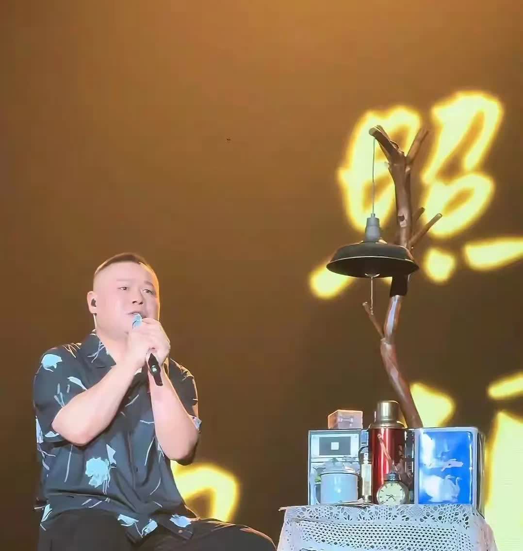 岳云鹏为何宁愿挨骂也要开演唱会？岳云鹏这次开演唱会，网上骂声一片：跑调、