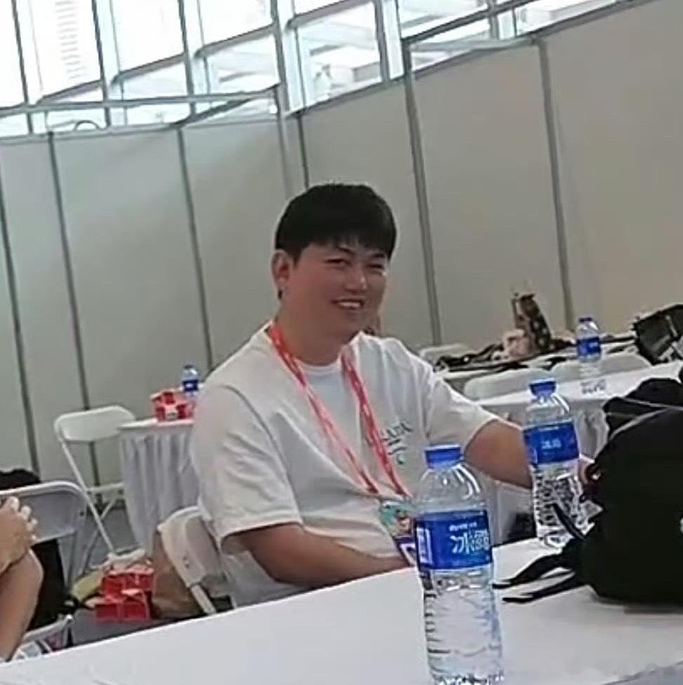 枫哥：这次去嘉年华也没休息好，天天三四点睡，好累，兄弟们还去玩一下啥的，我基本上