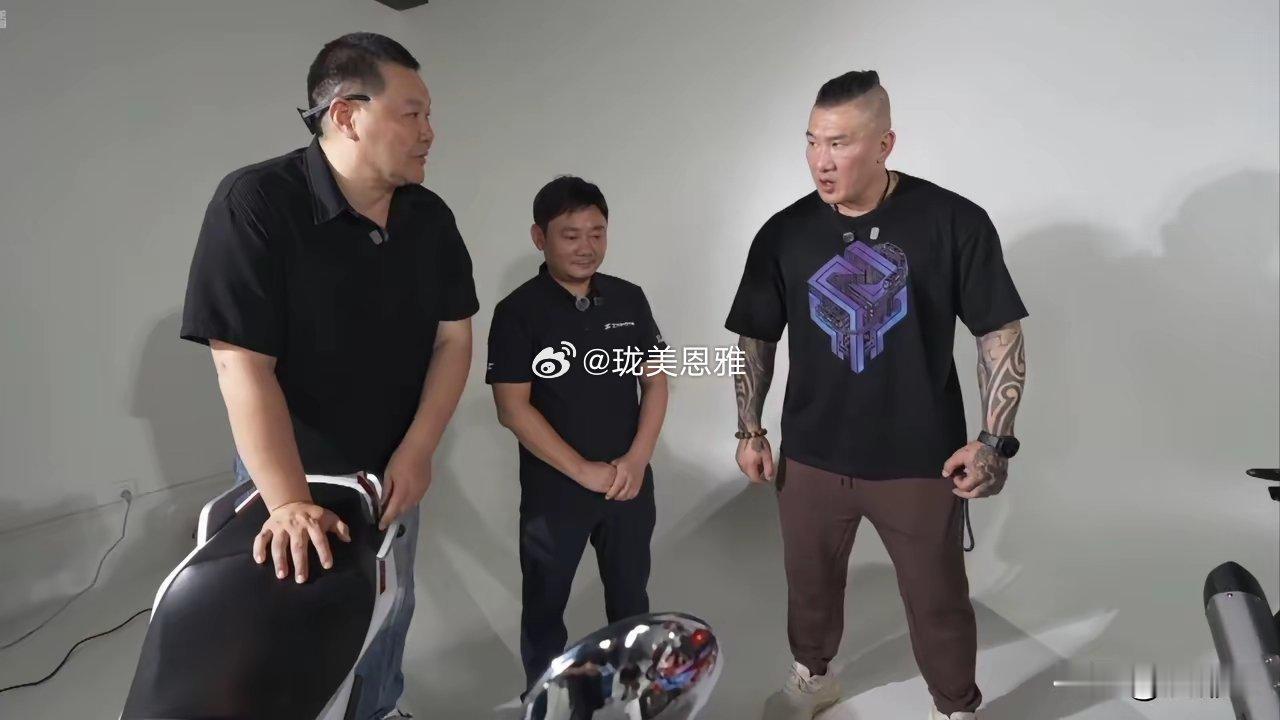 馆长参观张雪机车工厂张雪怎么这么小一只