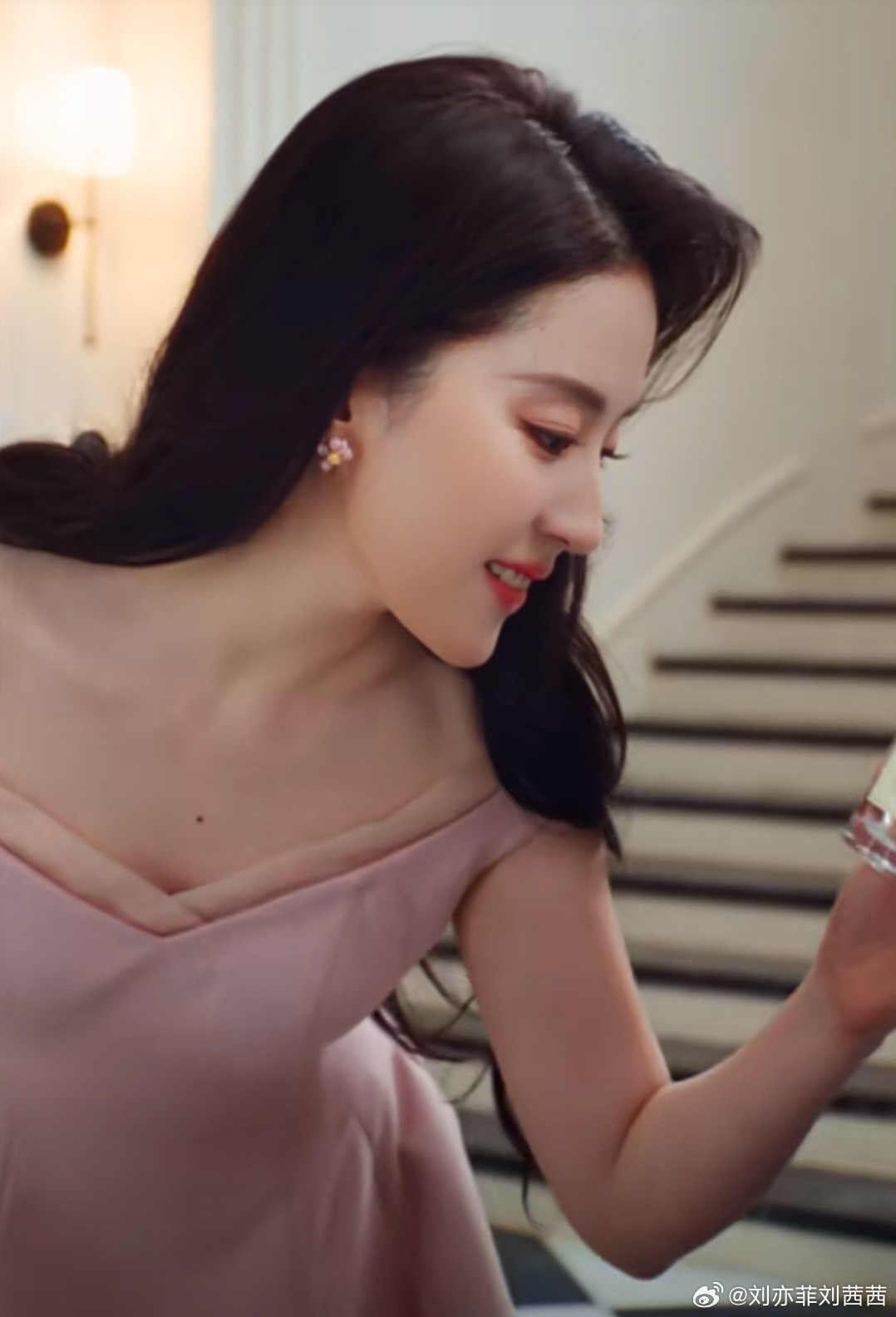 刘亦菲身着的这款柔粉缎面吊带裙，浅粉色调自带温柔滤镜，仿佛为整个人披上了一层柔和