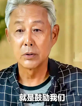 满头白发的陈道明被采访，我怀疑过他是赶时间没来得及染头发，没想到他一句话，原来白
