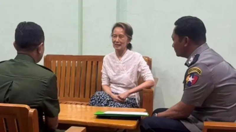 🔹缅甸国家电视台播出了昂山素季在一个住所中的画面，并称她现在已经被解除“拘留”