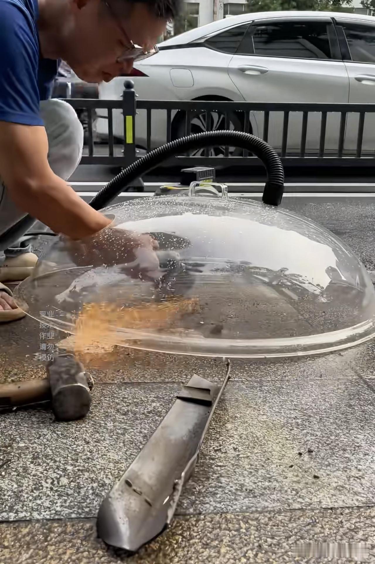 这样没有扬尘了，环保合格了，该没人说了吧！男子发现路边裸露的铁片，为了避免扬尘