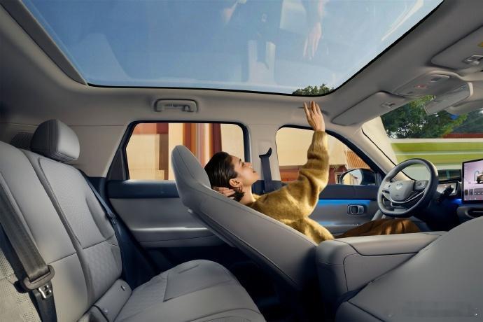 零跑A10的内饰公布据说是7万级纯电SUV竞争对手在吉利星愿、名爵MG4类似产