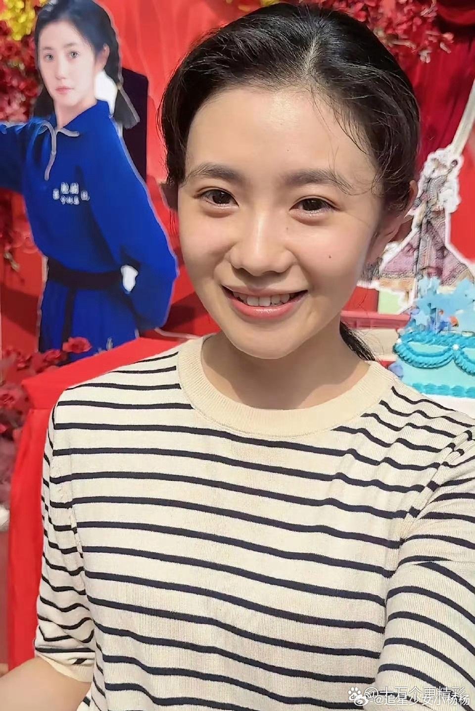 刘浩存怼脸拍生图，发型有点老气，但笑容好甜好纯啊​​​