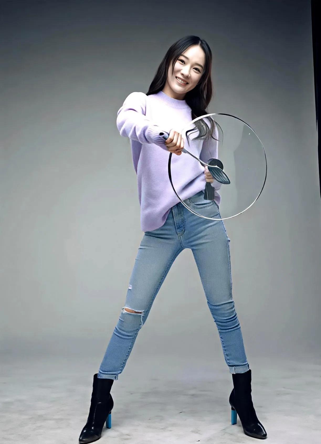 霍思燕这组照片是吃了防腐剂吗？这么多年过去了，还是这么甜！白背心+牛仔裤的经典搭