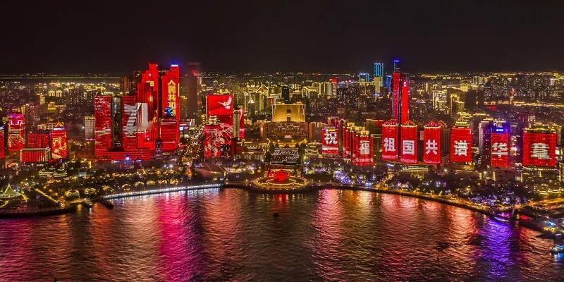 说起山东第一城市，很多人会想到青岛或济南。青岛是海滨城市，有绝美海景，还是山东经