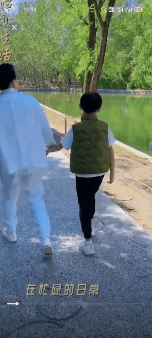 张兰晒出和孙子小霖霖的日常啦！视频里她牵着小家伙的手在湖边散步看鸭子，这画面太