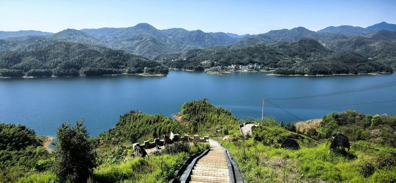 岁月长河漫漫世间从没有一帆风顺的人生，也从不存在毫无波澜的岁月。没有谁的一