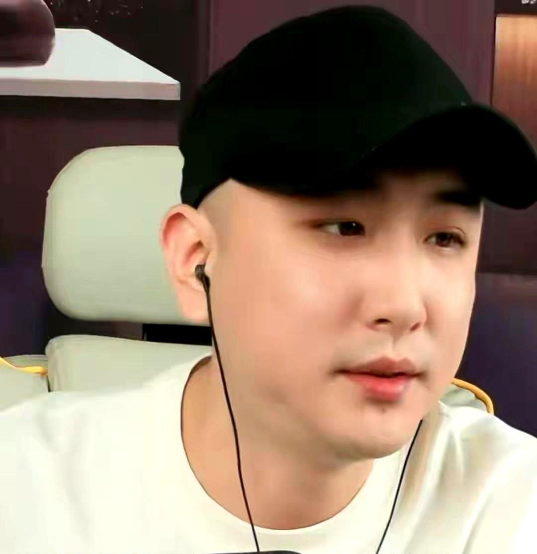 原来两家人不光有师承，还是亲戚。潘云侠早年在德云社挂“云”字科，却没正式摆知，像