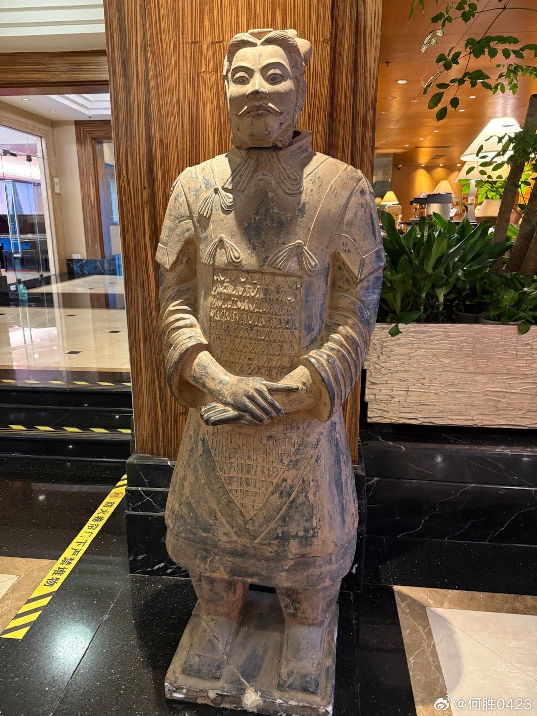 妈呀，这真的很西安，酒店里立两个兵马俑，太带感了​​​
