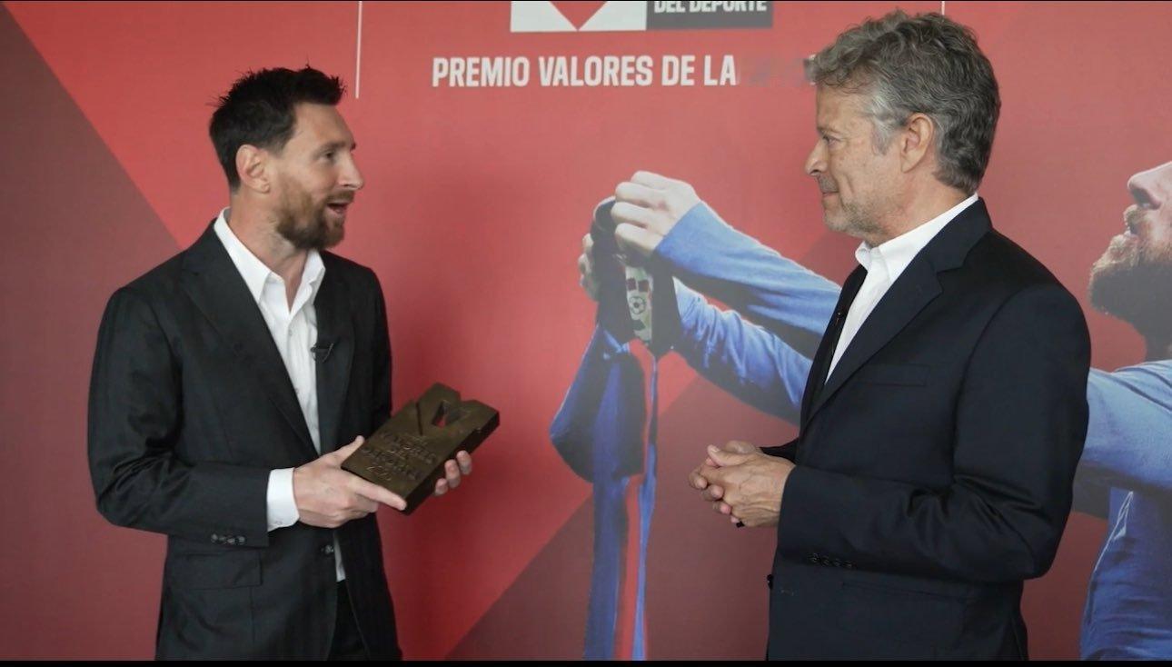 每体为梅西颁奖致敬梅西。梅西：这个奖项意义非凡，因为它代表着特殊的意义，也因为