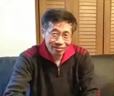 长春某高校的讲台上，68岁的历史教授袁克勤正讲着“中日韩关系史”，台下学生却越听