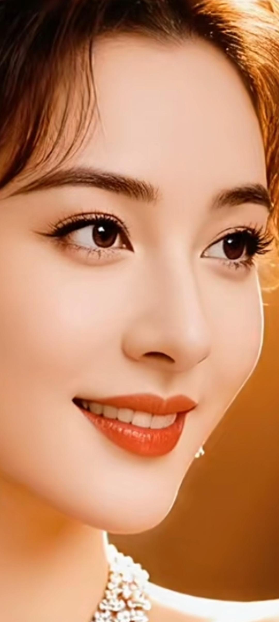 优雅微笑，迷人眼眸，精致妆容，闪耀珠宝，完美女神！💄✨💎