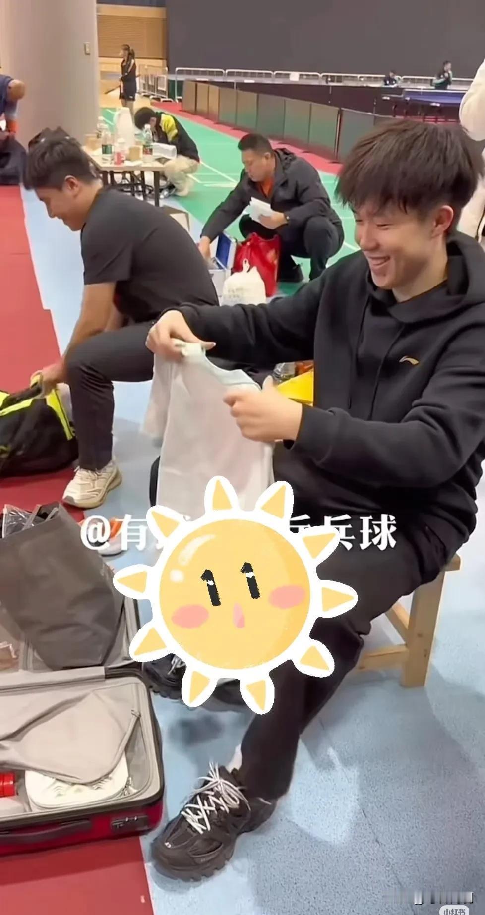 谁家182的孩子穿这个尺码？先就不说别M不M码了，就看那个领子口，他那大脑袋也