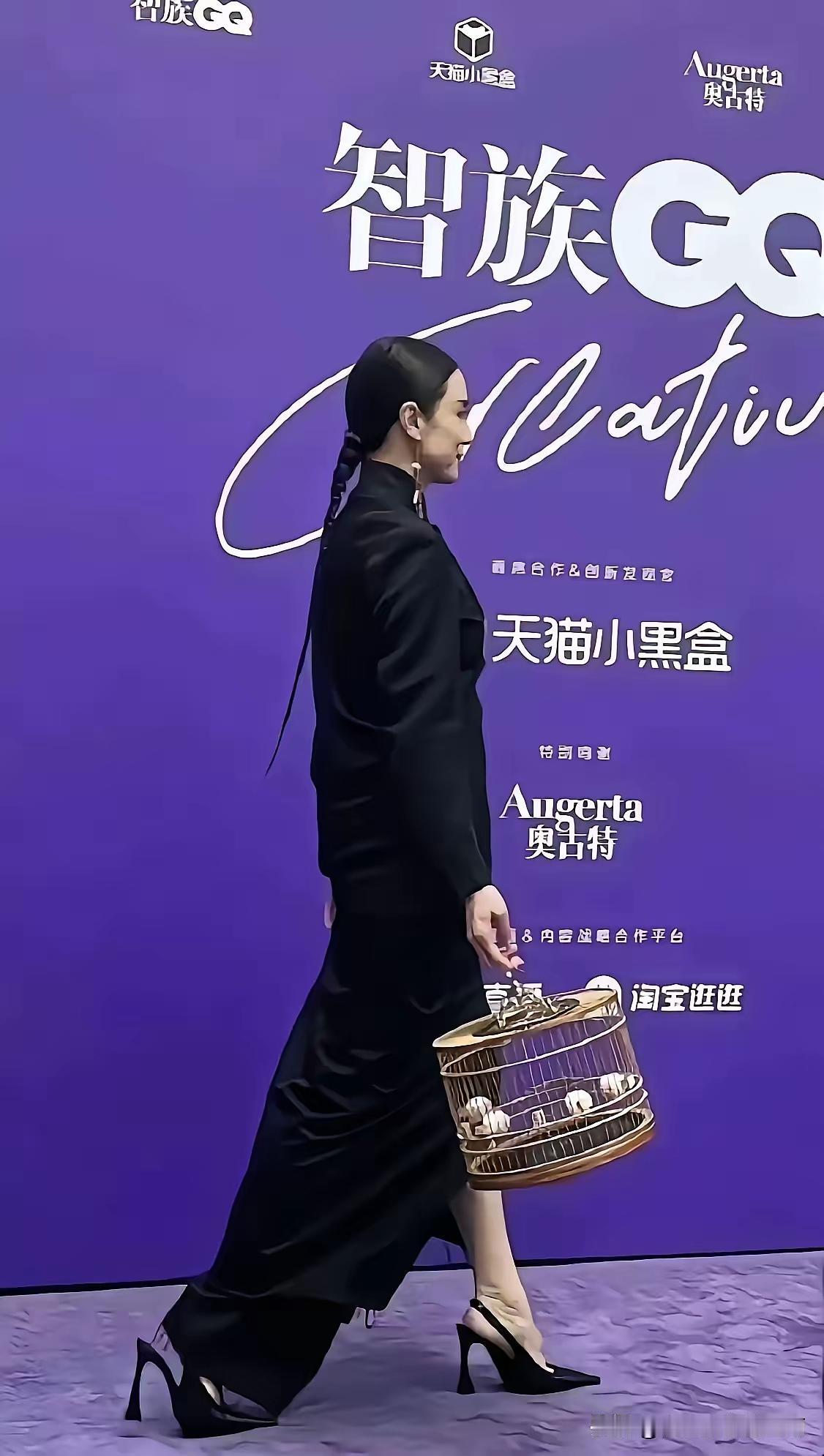 这人是谁啊？有眼熟的吗？以前走红毯还挺正常，人模人样的，今年这打扮也太扎眼