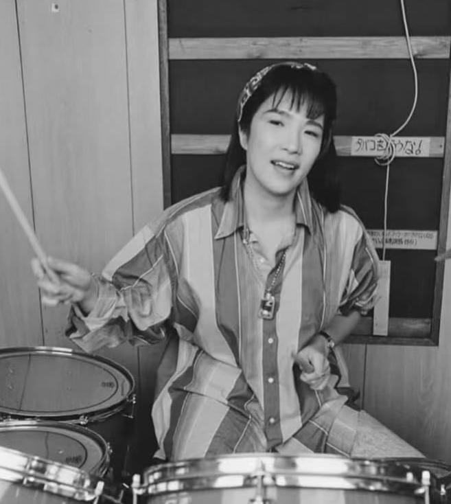 摇滚女孩43岁结婚当3个娃的后妈，离婚后复婚，为自己积攒人气。2004年9月，