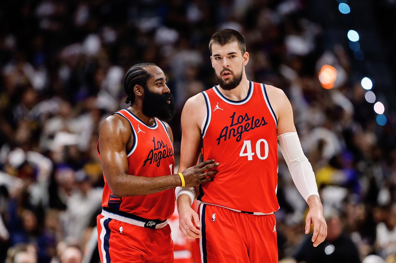 祖巴茨：登哥，你看新闻没？？？鲈鱼接受采访说球队的问题是我俩占了太多球权了？？？