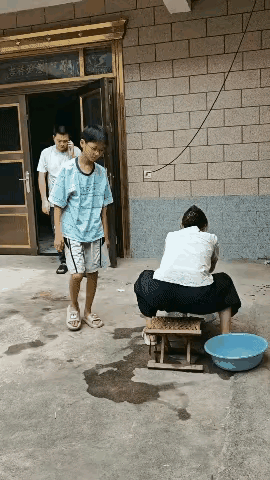 这种搞笑的视频相当的低俗，而且影响也非常的恶劣，让一个孩子恶搞自己的父母，这究竟