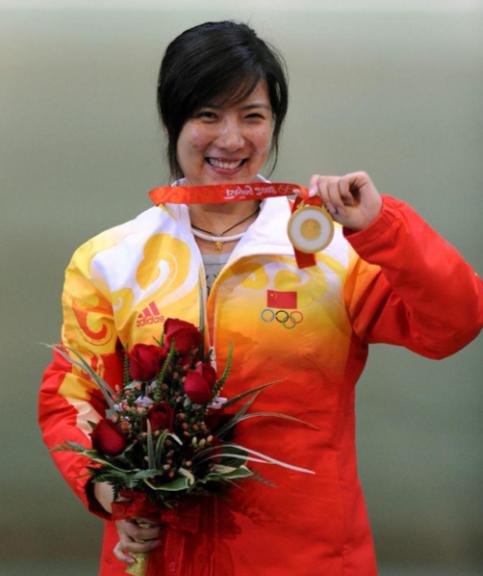 2008年，北京奥运会后，26岁的师姐杜丽找到刚满22岁的小师弟庞伟说：“你向我