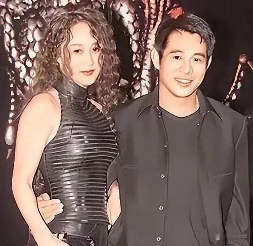 李连杰和利智年轻时候的合影。1989年，李连杰在拍摄电影《龙在天涯》时与利智相识
