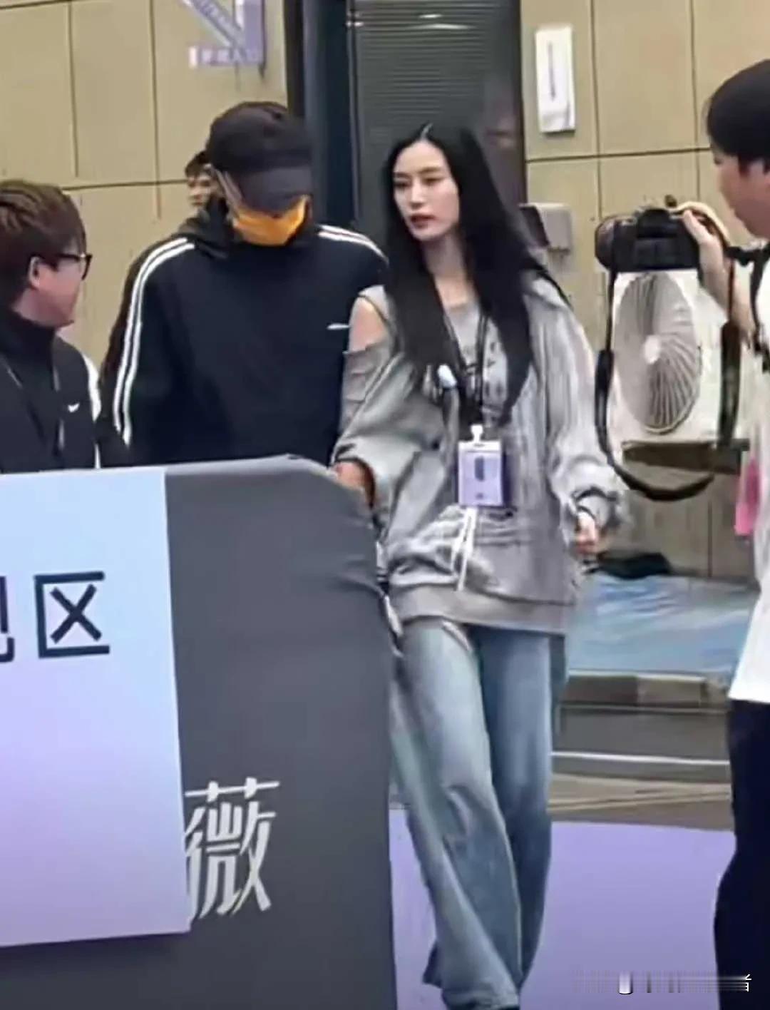 黄子韬真是太爱徐艺洋了，女强男弱的家庭地位一眼看出，黄子韬挽着徐艺洋，真的一眼看