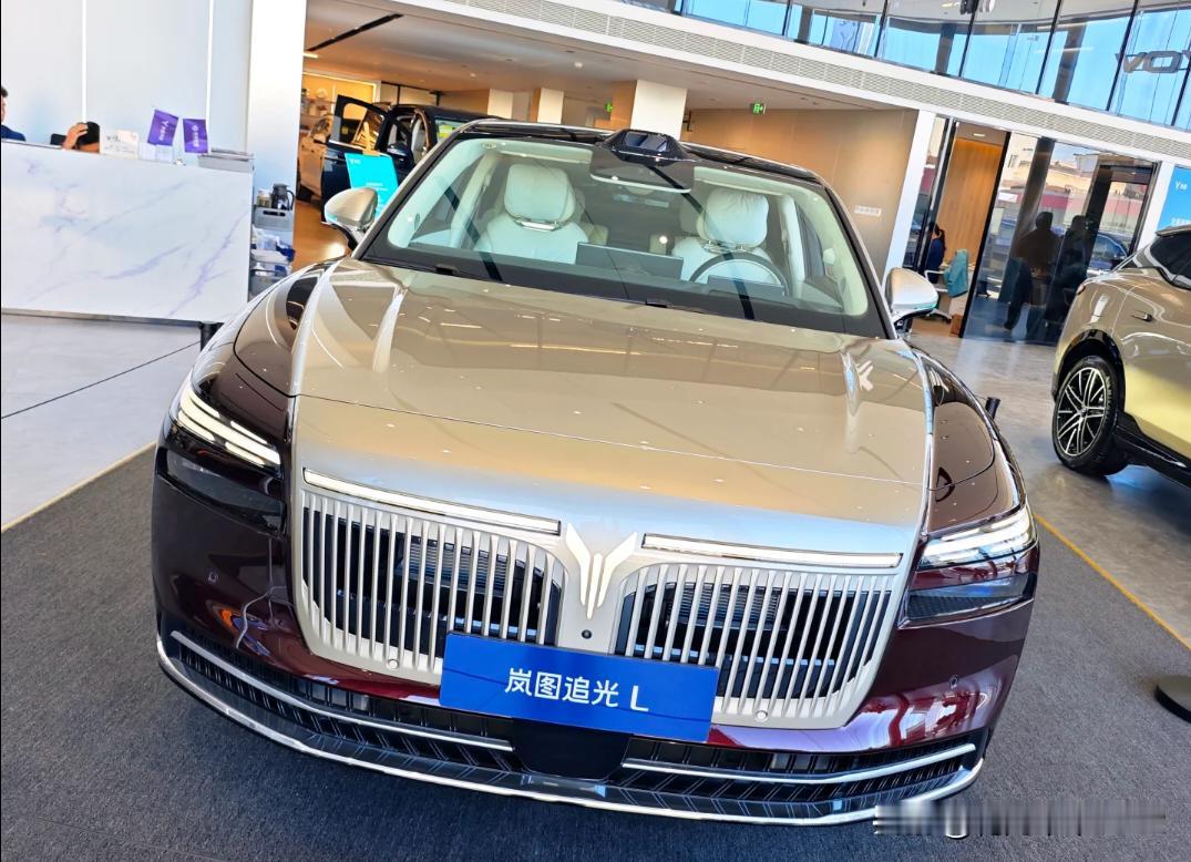 追光L体验完了，说说看车真实感受！刚去看了岚图新出的追光L，销售给说这车是“小