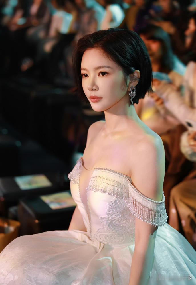 你敢信？红毯女王裙下竟是棉裤，王灿太生猛了！你以为明星红毯光鲜亮丽？王灿却