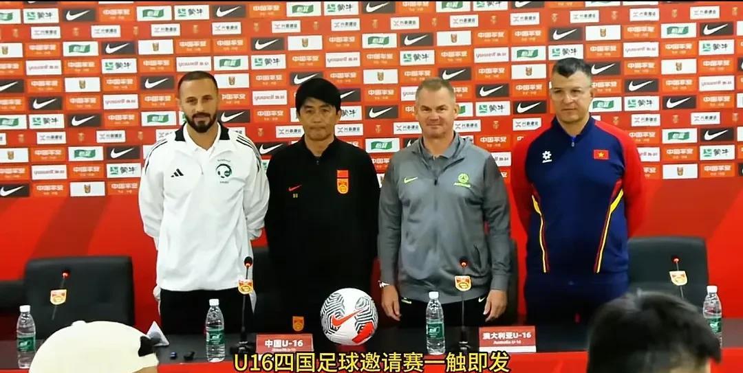 国少主帅赛后那叫一个哭笑不得，直摇头说：“上半场我们那进攻，就差把球直接塞进对
