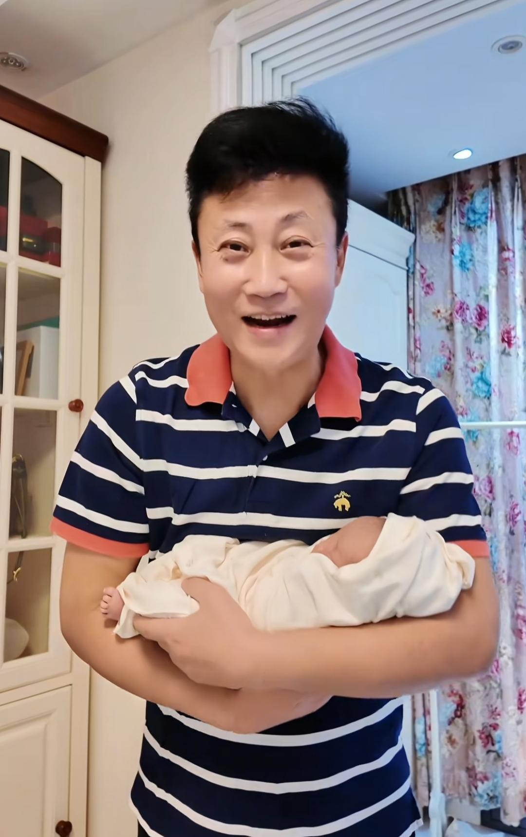 耿为华老师最近心里应该挺感慨。他或许也没想到，到了这个年纪，家里又添了一个儿