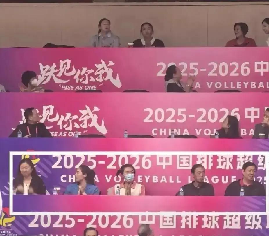 庆功宴镜头扫到最后一排，王茜一个人坐着，跟前排热闹像隔了条河。网友弹幕刷屏：老队