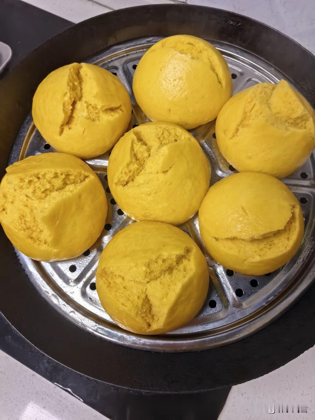 南瓜上锅，加一碗水，中火10分钟，毫不夸张的说，这样蒸煮的南瓜粉糯香甜跟蜜一样，