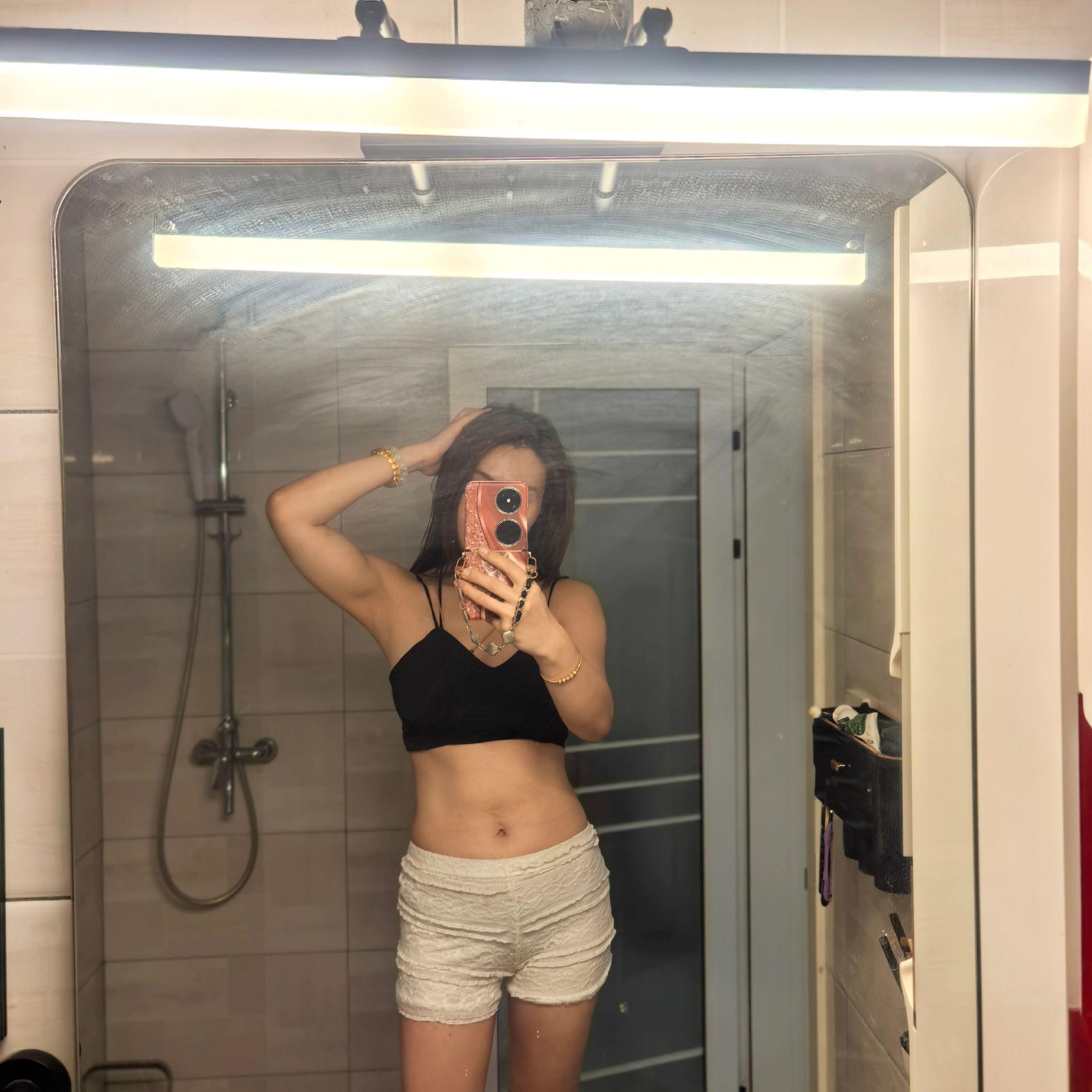 凌晨5点的跑步 回家的撸铁 6年的瑜伽 1年的力量 隐约出现的肌肉 加...