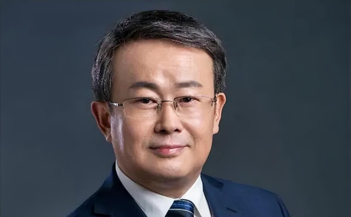 项立刚最近公开发文甩出一个颇具争议的问题：为什么每当华为取得技术突破时，最先站出