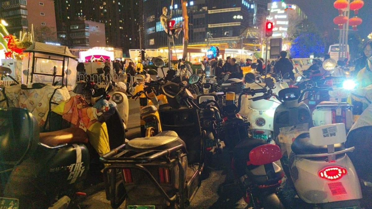 🔥大快人心！昆明同德广场非机动车道终于畅通了。曾被电动车霸占成“露天停车场”，