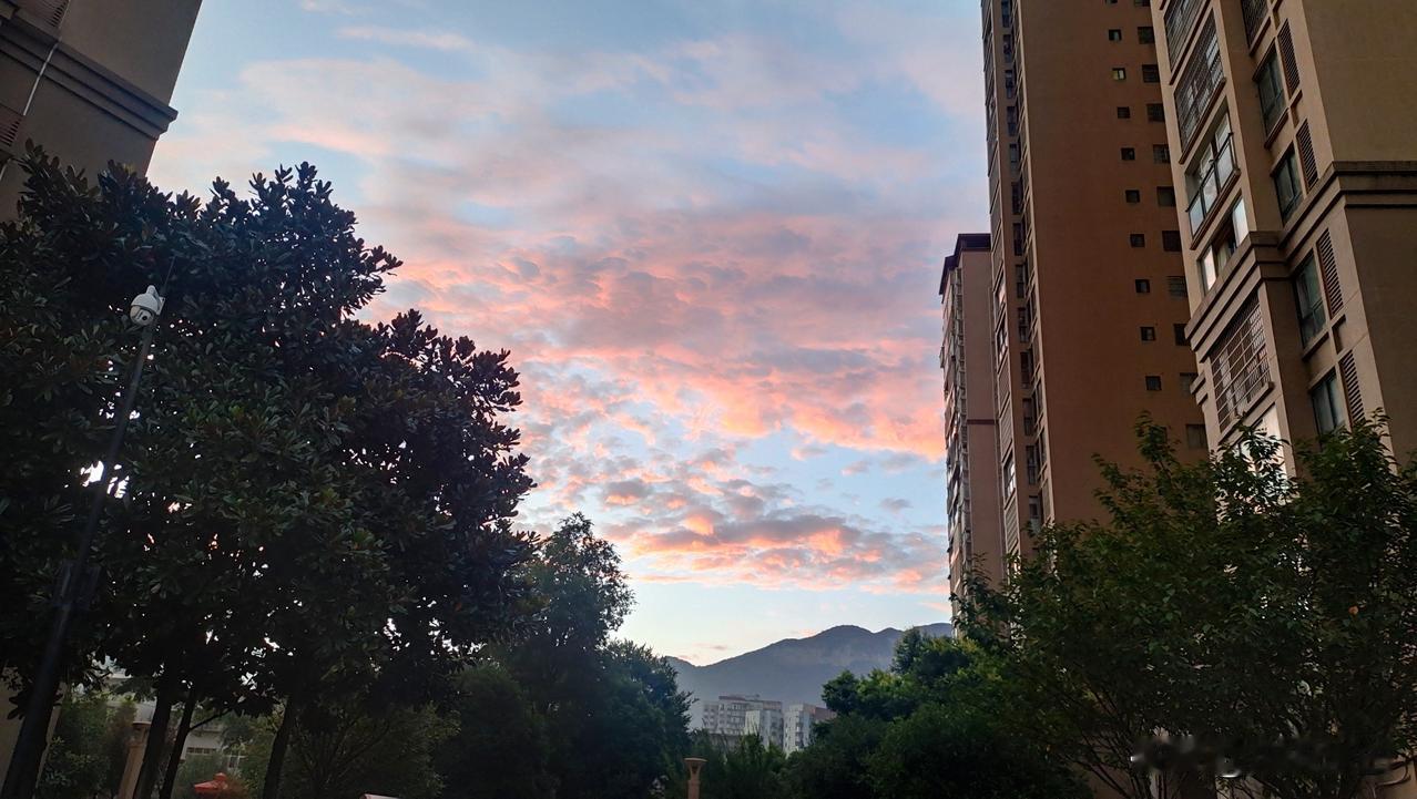 鼻炎用啥药才能断根，太难受了！每到春秋两季，就鼻塞、打喷嚏、流鼻涕，眼睛还痒