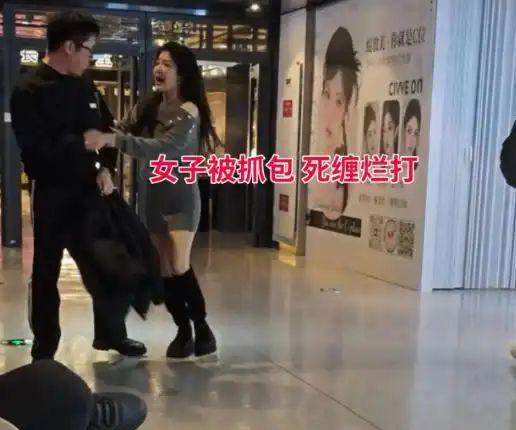 杭州商场门口闹剧：女友被男友撞见凌晨四点暧昧聊天，出轨被抓现行，死拽男友不松手，